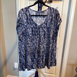 Jones New York Blue and White Relaxed Graphic Blouse. Size 1X
